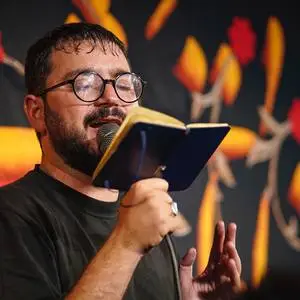 علمش تو علم‌ها در اهتزازه