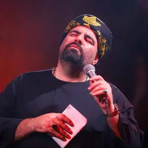 بر سرش با عمود کوبیدن